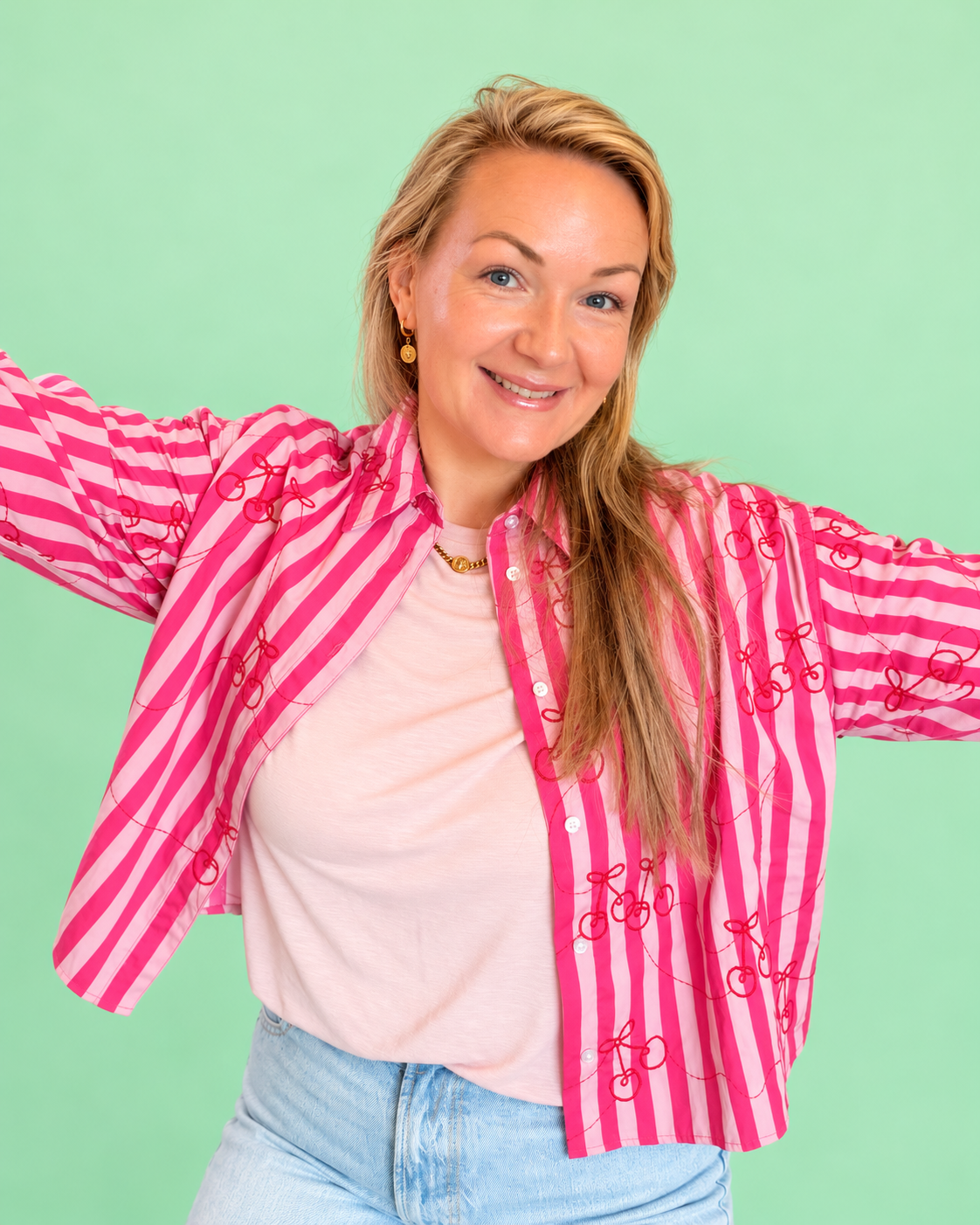 Amanda Rayworth-Kiernan smiling against a pink background